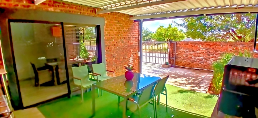 5 Bedroom Property for Sale in Langenhovenpark Free State